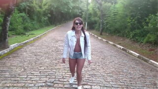 Kauniin rinnoilla varustettu hotti harrastaa seksiä ja ekshibitionismia kuuluisassa turistikohteessa