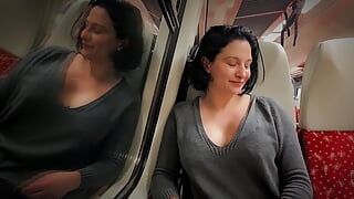 Erittäin riskialtista seksiä todellisessa julkisessa junassa, joka päättyi Cumshotiin hänen isoon perseeseensä oikea amatööri Dada Deville